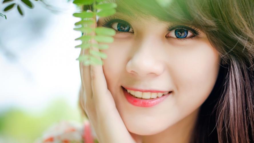 王毅会见哈萨克斯坦副总理兼外长努尔特列乌